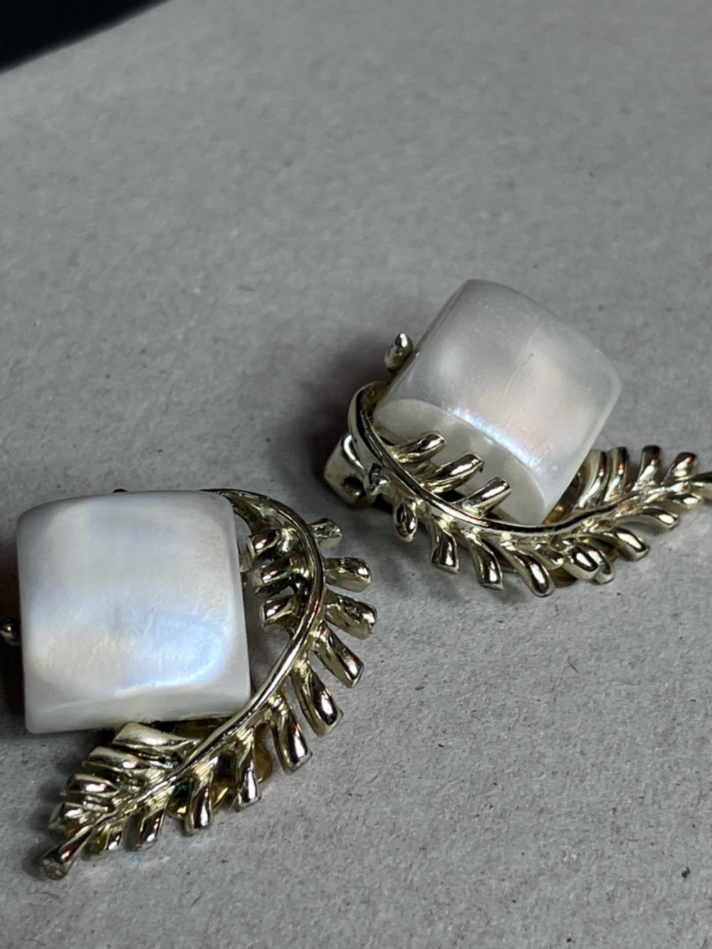 VTG Coro White iridescent Gold/ Silver tone Leaf Necklace & Earring Set - Picture 9 of 16
